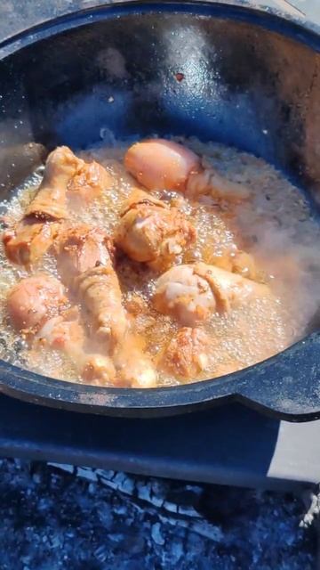 «Куриные ножки на мангале в казане: сочность и аромат»
