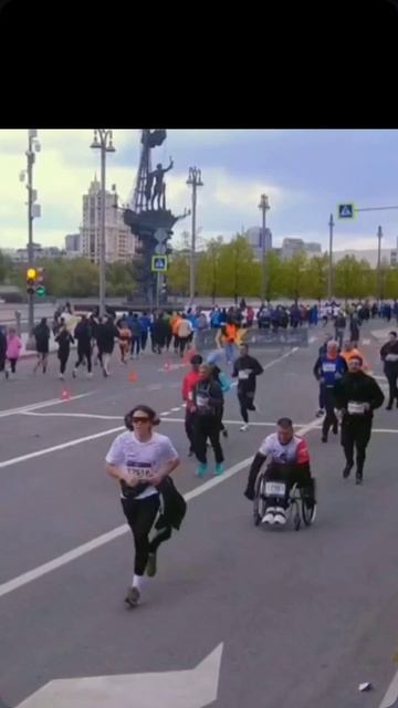 Видео о том, как я пробиваюсь сквозь трафик Московского полумарафона к финишному полёту кондора