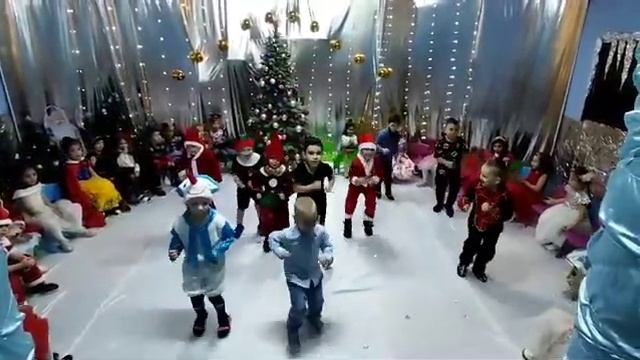Танец на новый год #новыйгод #танец #детскийсад