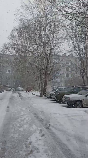 вроде март а у нас снег идёт