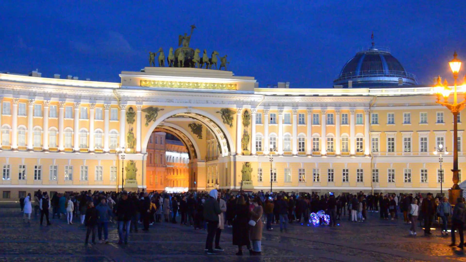 Арка Главного Штаба в Петербурге вечером.