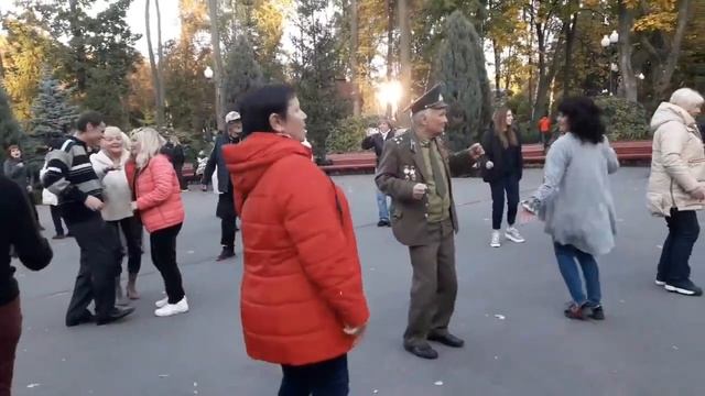 ЛИСТЬЯ ЖЕЛТЫЕ НАД ГОРОДОМ КРУЖАТСЯ!!!💃🌹ТАНЦЫ В  ПАРК?