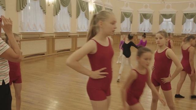 Подготовка к концерту. Примерка платьев. Журавли летя?