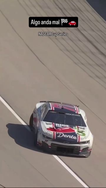 Гонщик Nascar ударился об ограждение и развернулся на 360 градусов