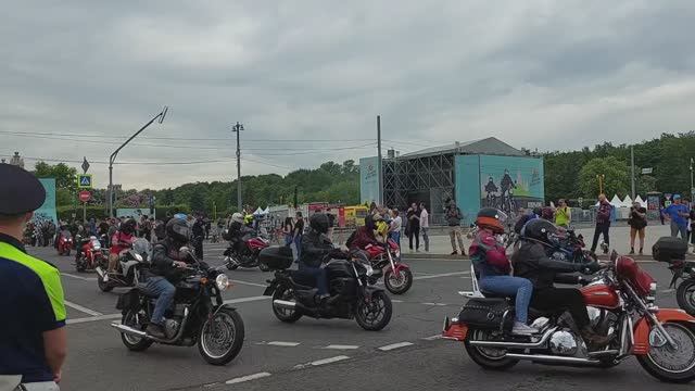 Парад мотоциклов на улицах города. Москва. Байк-фестиваль.