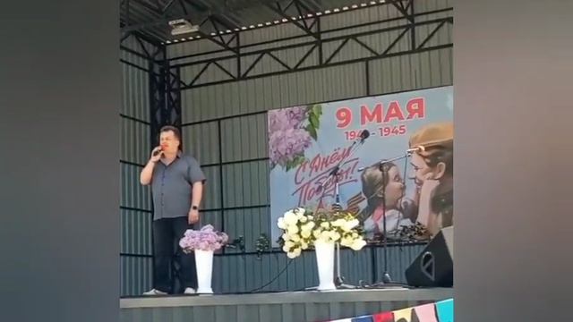 Поёт наш друг, Сергей...