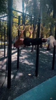 С заднего в передний вис на кольцах