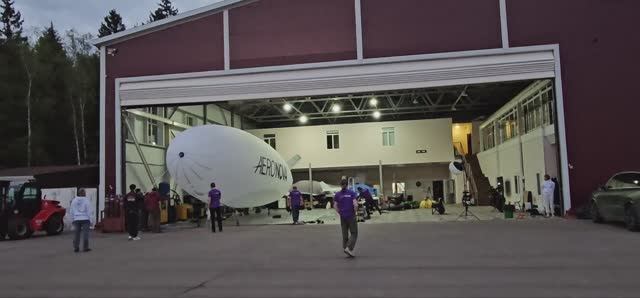 Заводим дирижабль AERONOVA в ангар