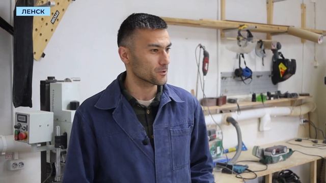 Ленские школьники создают разделочные доски и модели оружия в столярной мастерской