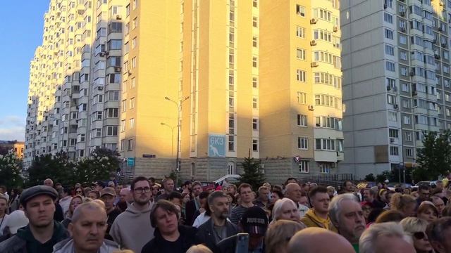 Более тысячи жителей района Марфино пришли на встречу с депутатом МГД Николаем Зубрилиным.