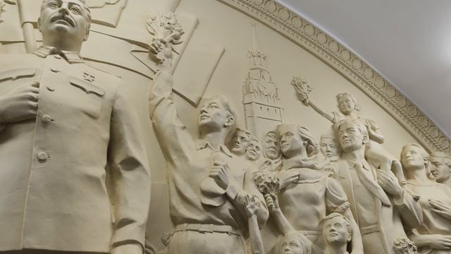 Скульптура Сталина в окружении детей и рабочих в переходе на станции метро Таганская