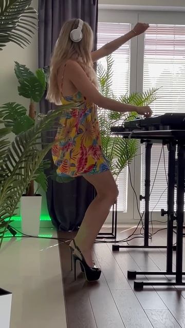 Good energy 🔊🎶💃🏼 #melodictechno #techno #dj #progressivehouse #music #dance