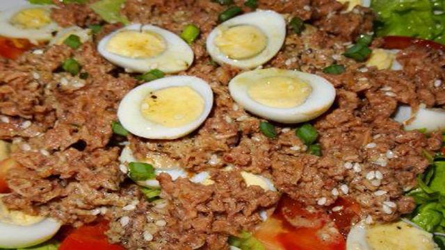 Салат с тунцом и перепелиными яйцами