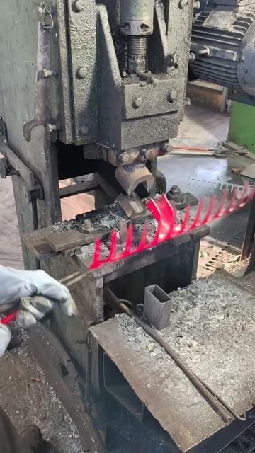 Red-Hot Metal Forging – Powerful Press & So Satisfying