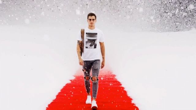 Белые мужские футболки с модными принтами.