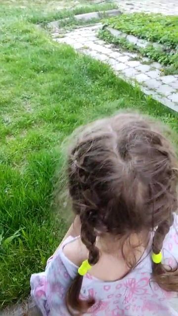 РЕБЕНОК ЕСТ ДЕРЕВО 😊 1000048665.mp4