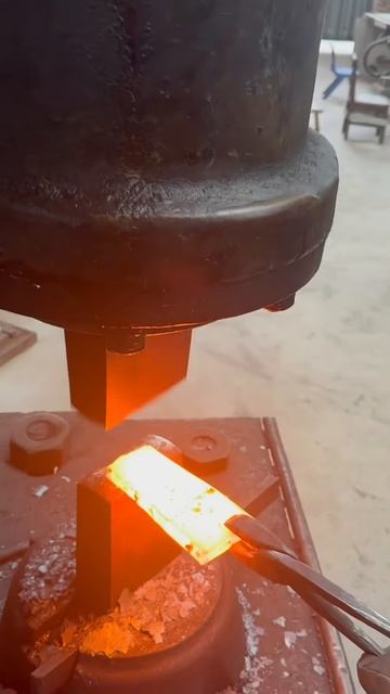 Red-Hot Steel Forging： Shaping and Hammering Molten Steel – So Satisfying!