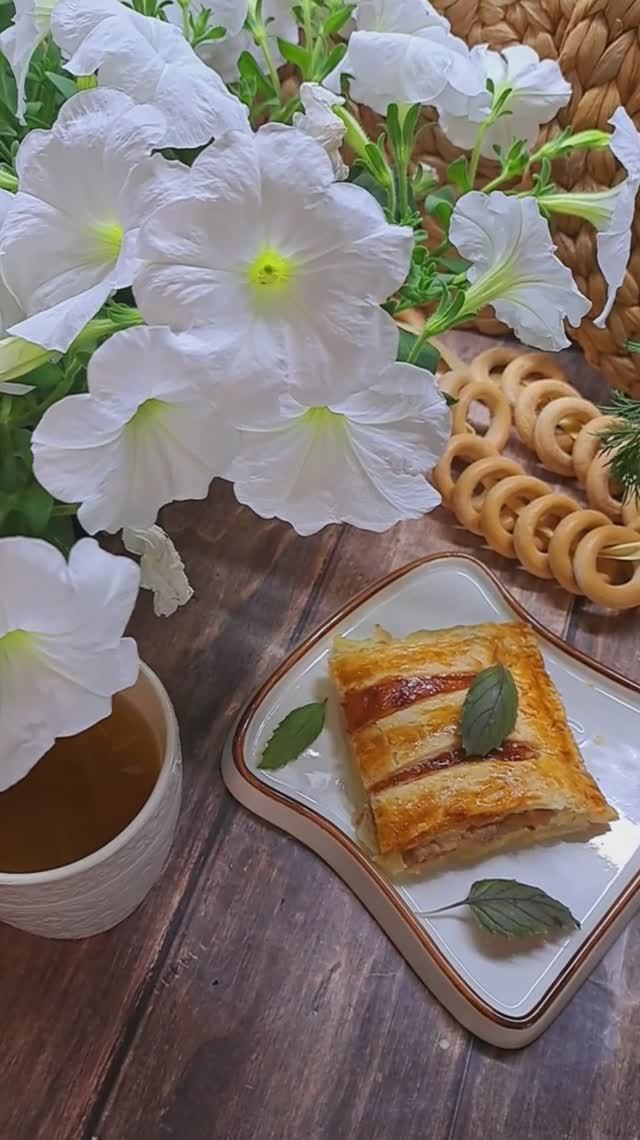 Это  так вкусно и очень просто!Пирог из слоёного теста с картошечкой пюре, фаршем и сыром!Вкуснота!