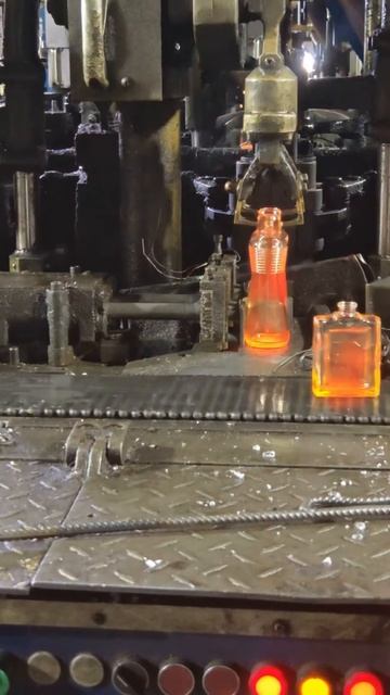 Satisfying Glass Blowing： Transforming Molten Glass into Beautiful Bottles!