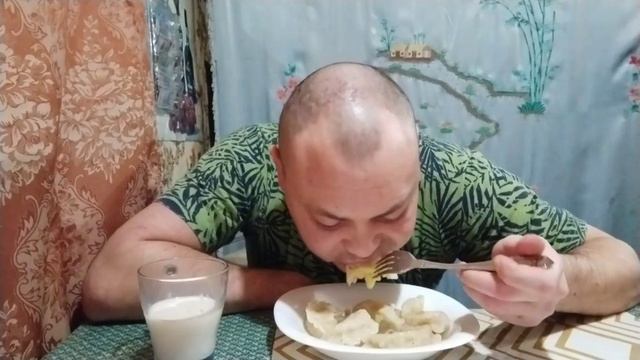Мукбанг:Домашние вареники с картошкой, молоко