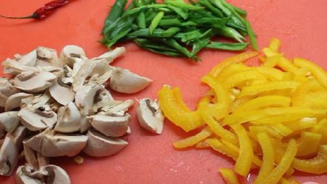 Говядина с лапшой в кисло-сладком соусе