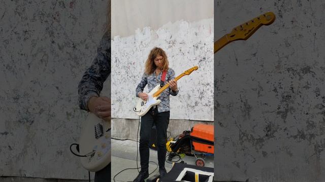 Круто! Но такое чувство, будто музыкант делает вид, что играет на гитаре🙈но зачем фанерить на улице