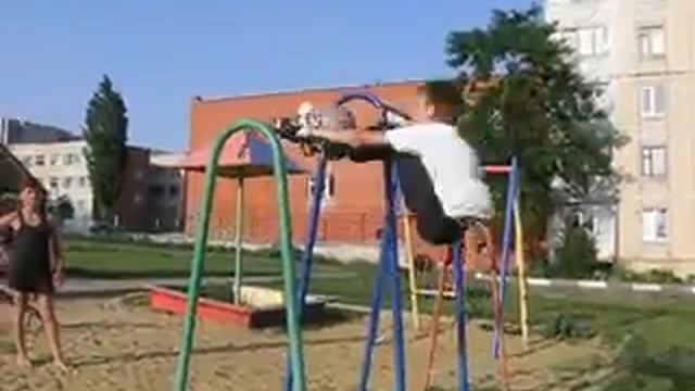 Прикол с мячом на турнике
