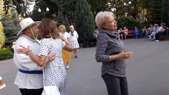 Мне так рядом с тобой хорошо!!!💃🌹Танцы в парке Горько
