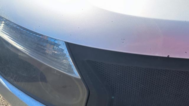 Бряканье капота на 13-летнем Renault Duster из-за износа петли замка капота и просевших упоров.