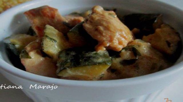 Цукини с куриным мясом тушеные в сметане