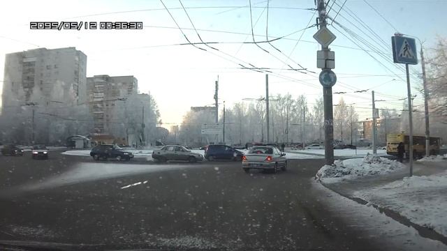 надпись: "водитель пропусти пешеходов".MOV