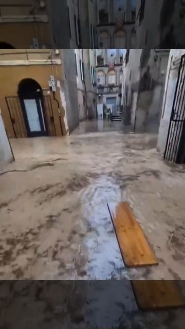 🇮🇹 Сильное наводнение из-за разлива реки Пора в Финальборго, Финаль-Лигуре.