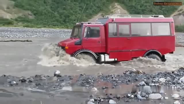 Против течения на Грузовике Mercedes-Benz Unimog.
