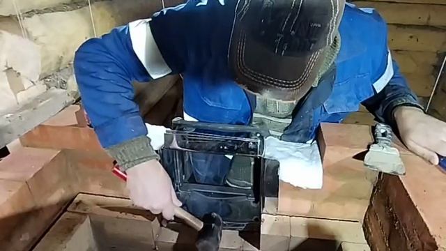 печь, установка дверки в каменку..mp4