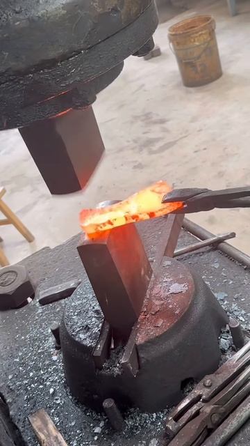 Red-Hot Steel Forging： Crafting Agricultural Tools – ASMR and So Satisfying!