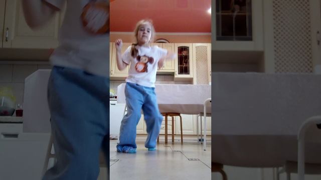 я танцую под популярную песню 🎶
