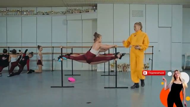 Соревнование на гибкость: Продольный шпагат со станка! Кто победит?
