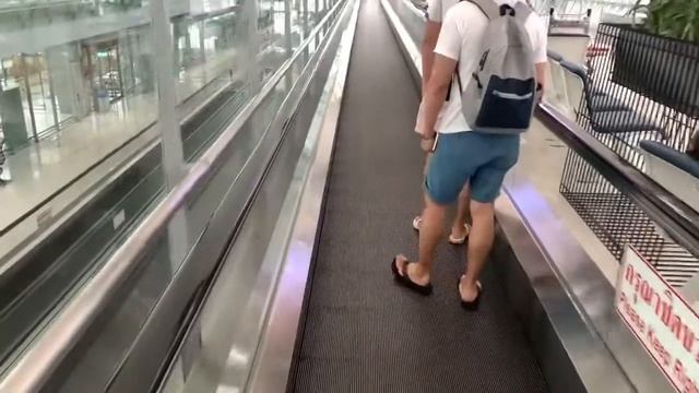 Звуки аэропорта Бангкок. End of the Walk Way.. ระวัง.. สิ้น?