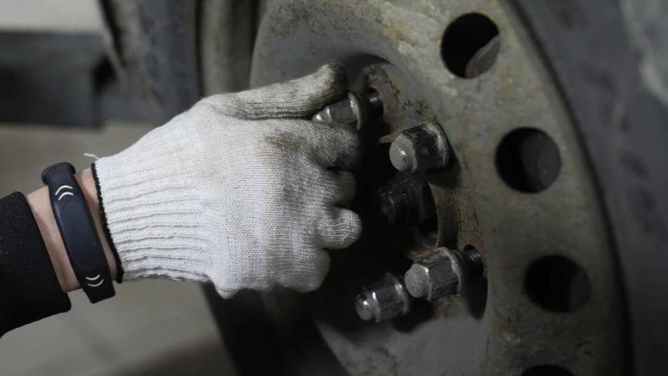 Лжемеханики под видом автосервиса выманили у москвича 100 тысяч за ремонт машины