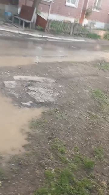 Порыв воды возле 66 дома в микрорайоне Зелёный в Макеевке