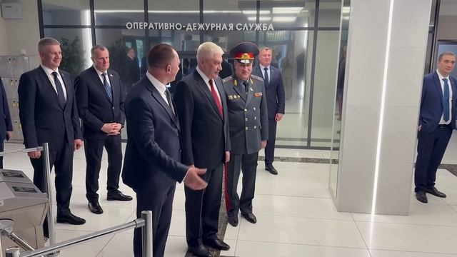 🤝 Министров приветствует поколение 21-го века.