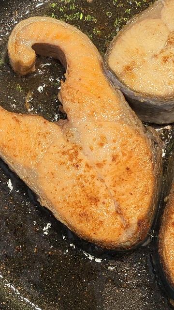 Просто жарю рыбку 🐟🐟🐟 🤤