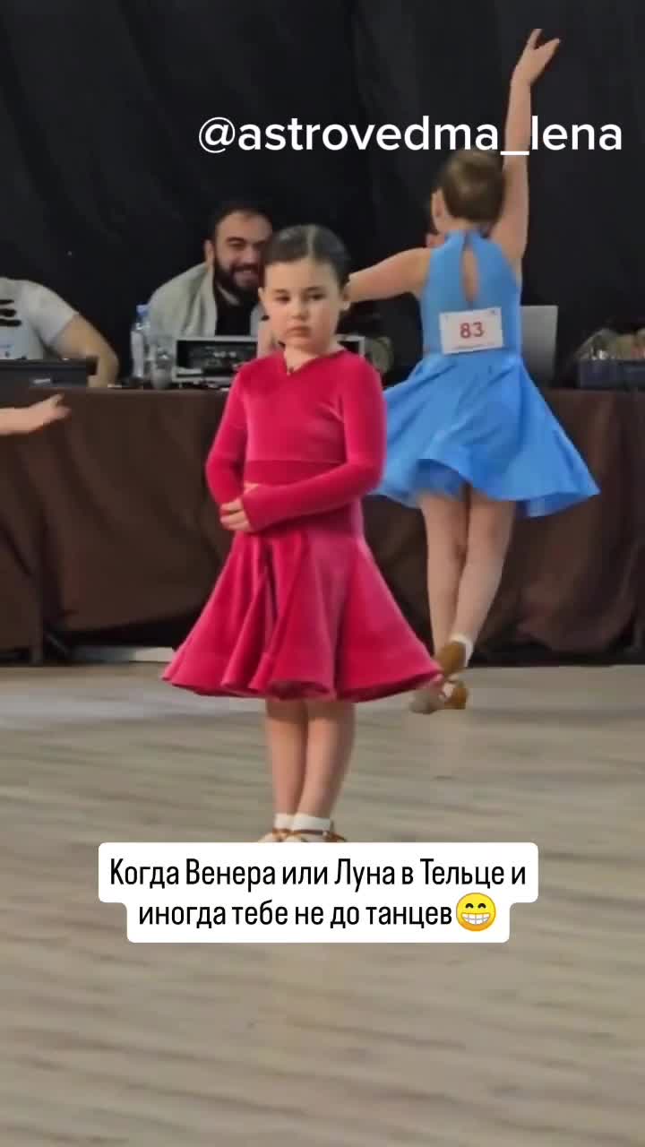 Девочка в розовом платье на выступлении гладит живот/ хочет есть 🍰
