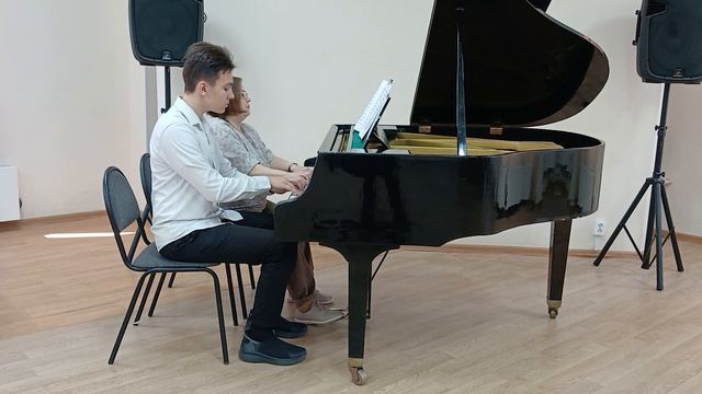 "Смуглянка" А.Новиков
Исполняют Железков Глеб и Сечкина Л.В.