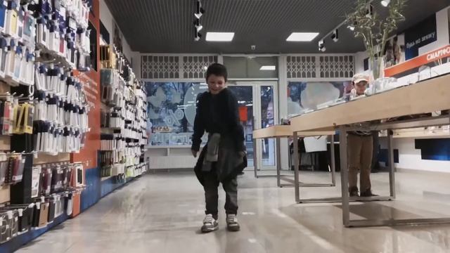 Цыган танцует в магазине
