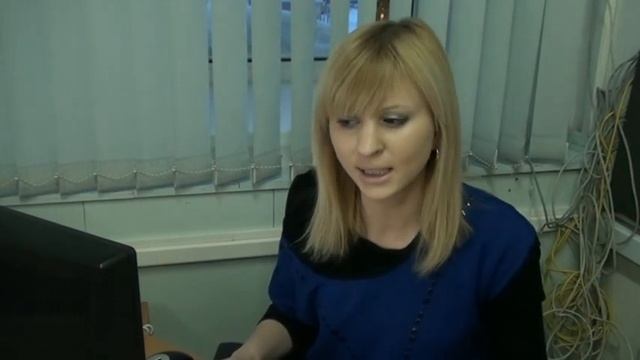 Блондинка читает реп)