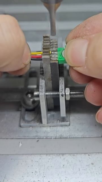 So Satisfying： Precision Electronic Soldering with Auto Wire-Feeding & Laser Guidance!