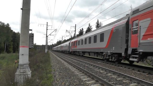 Электровоз ЭП20-026 с фирменным поездом "Полонез"