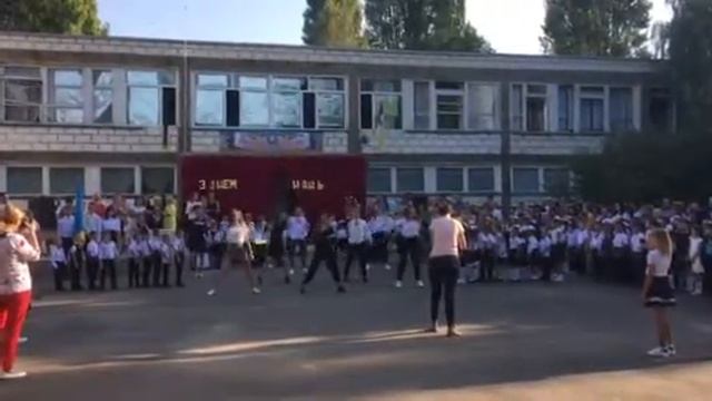 Танец на 1 сентября.  11 класс и 1 класс. Флешмоб
