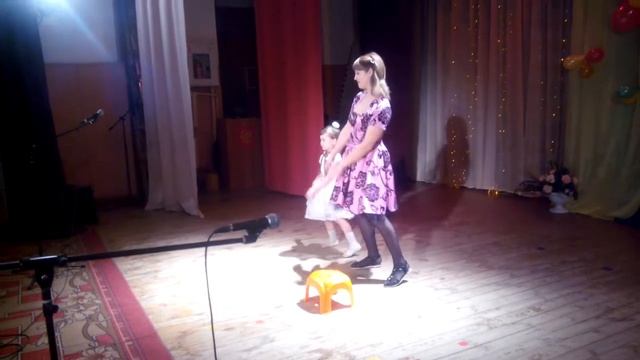 Танец " Я люблю тебя, мама!"исполняют Полина Чикшина с м